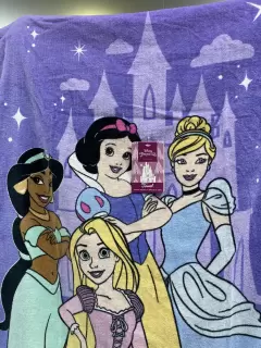 TOALLA DE BAÑO PRINCESAS LILA